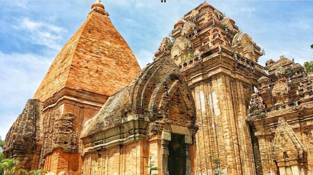  Tháp Bà Ponagar là một trong 7 di tích Chăm hút khách du lịch ở miền Trung. Đây là di tích lịch sử, công trình tiêu biểu của nghệ thuật kiến trúc và điêu khắc của dân tộc Chăm.